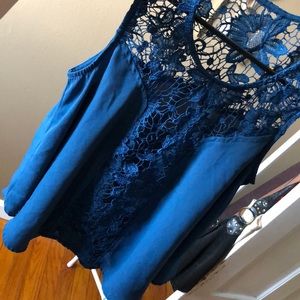 Sleeveless blouse with lace decal